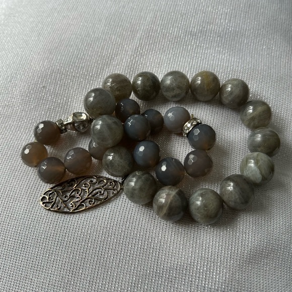 Two grey elasticated bracelets - Picture 5 of 7